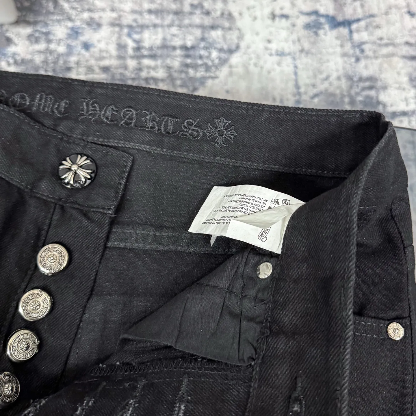 P280 Chrome Hearts ch Chrome Hearts Cherry Blossom Pink Checkerboard Cross Patch Leather Jeans, Original 5W+ It is well known that chromehearts jeans use vintage Levis jeans as the base for creation. They usually add their own unique silver buckles and silver ornaments, plus leather embellishments. This is the reason why the value of these vintage jeans doubles. Because the base is vintage jeans, the jeans themselves have been very soft and comfortable after years of baptism. This can be distinguished from ordinary jeans. Regarding the size, you should also refer to the pants data. Size: 28 30 32 34 (corresponds to S-XL) Size chart: 28 Waist 76 Pants length 104 Hips 102 30 Waist 80 Pants length 105 Hips 106 32 Waist 84 Pants length 106 Hips 110 34 Waist 88 Pants length 107 Hips 114